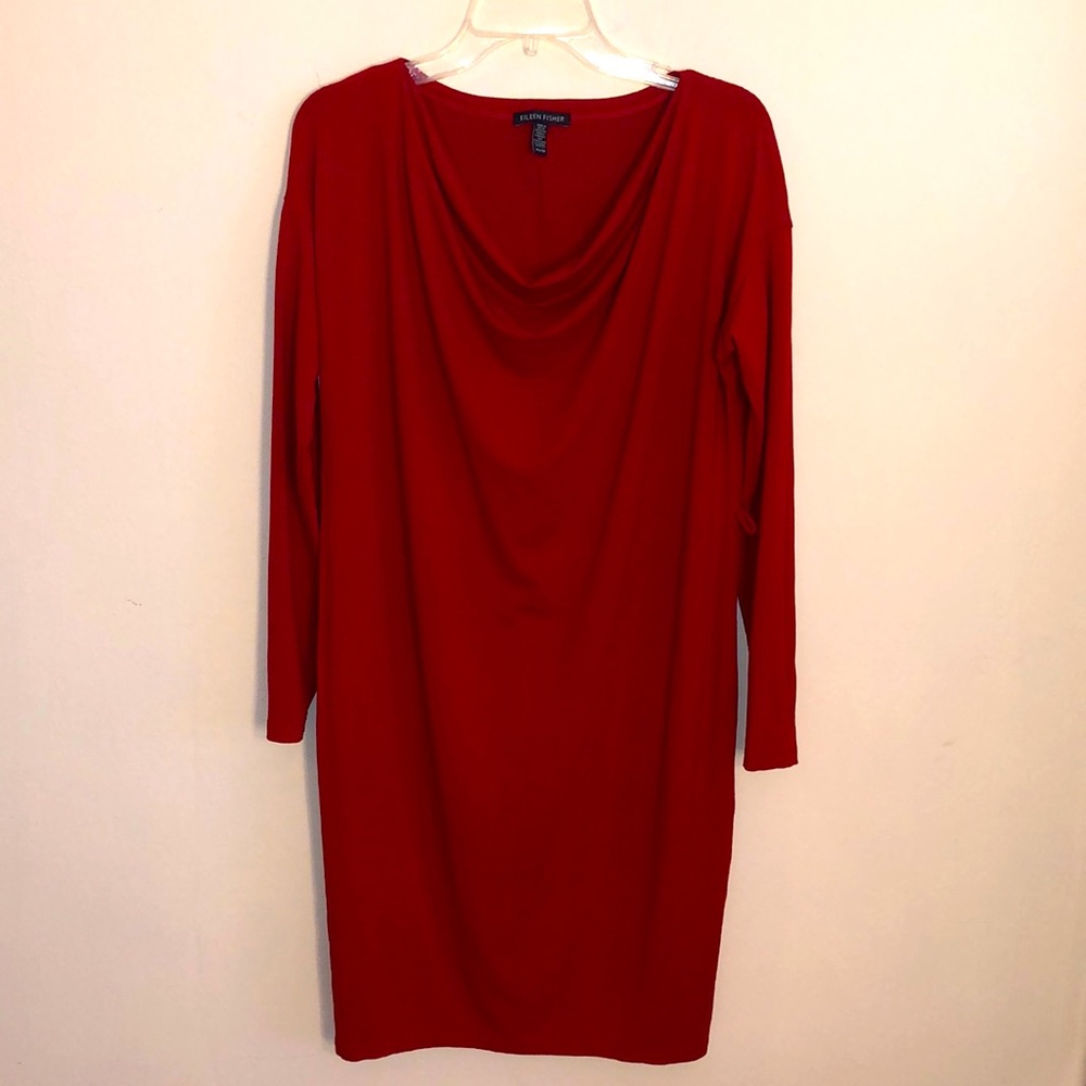 Dress . Deep red color, polyester in great condition. Feet Medium size.